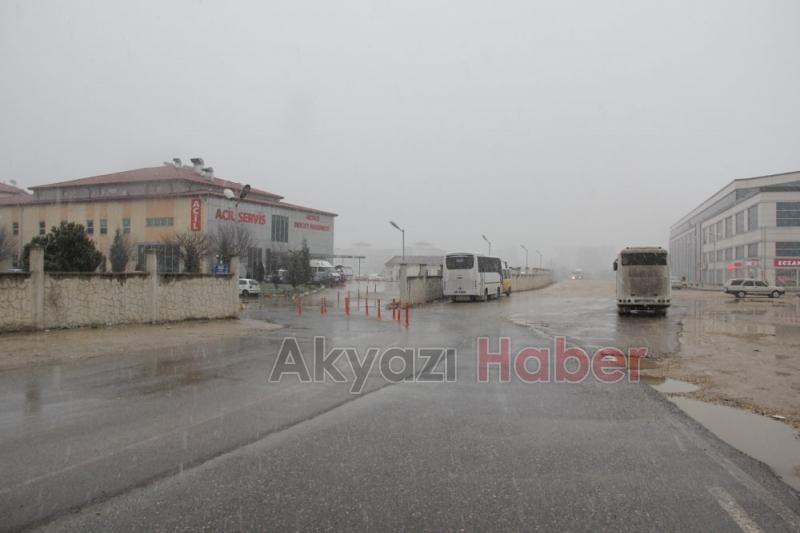 Yayalar Akyazı Devlet Hastanesinden Eczanelere Ulaşımda Zorluk Çekiyor