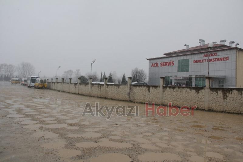 Yayalar Akyazı Devlet Hastanesinden Eczanelere Ulaşımda Zorluk Çekiyor