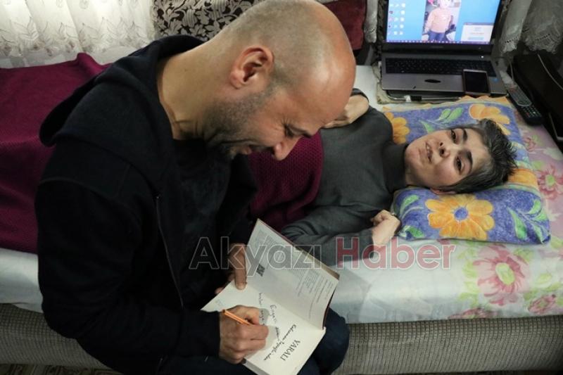 Yazar Tazeoğlu, işaret parmağıyla kitap yazan Türeyen’i ziyaret etti