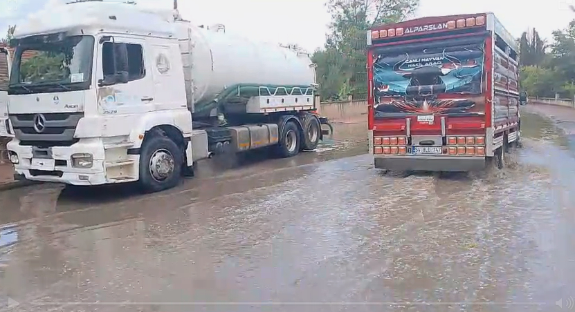 Yazılıgürgen'de yol göle döndü