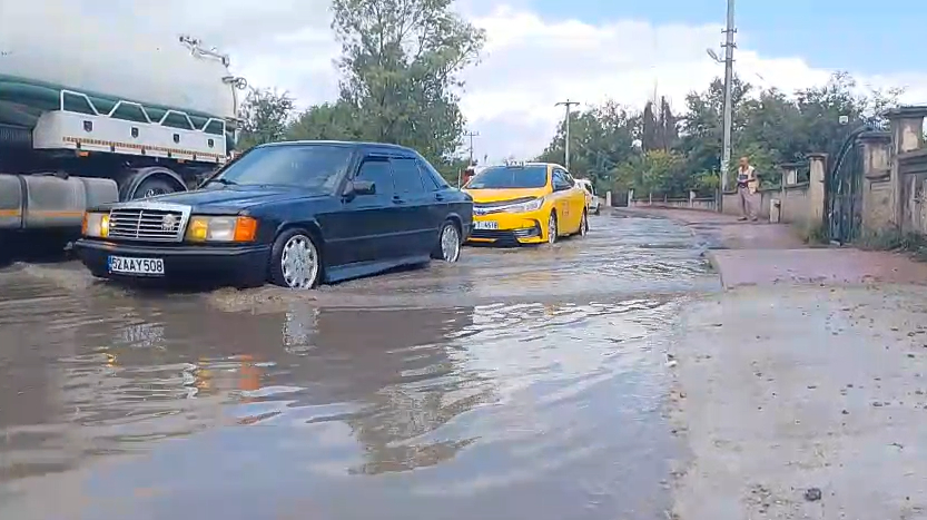 Yazılıgürgen'de yol göle döndü