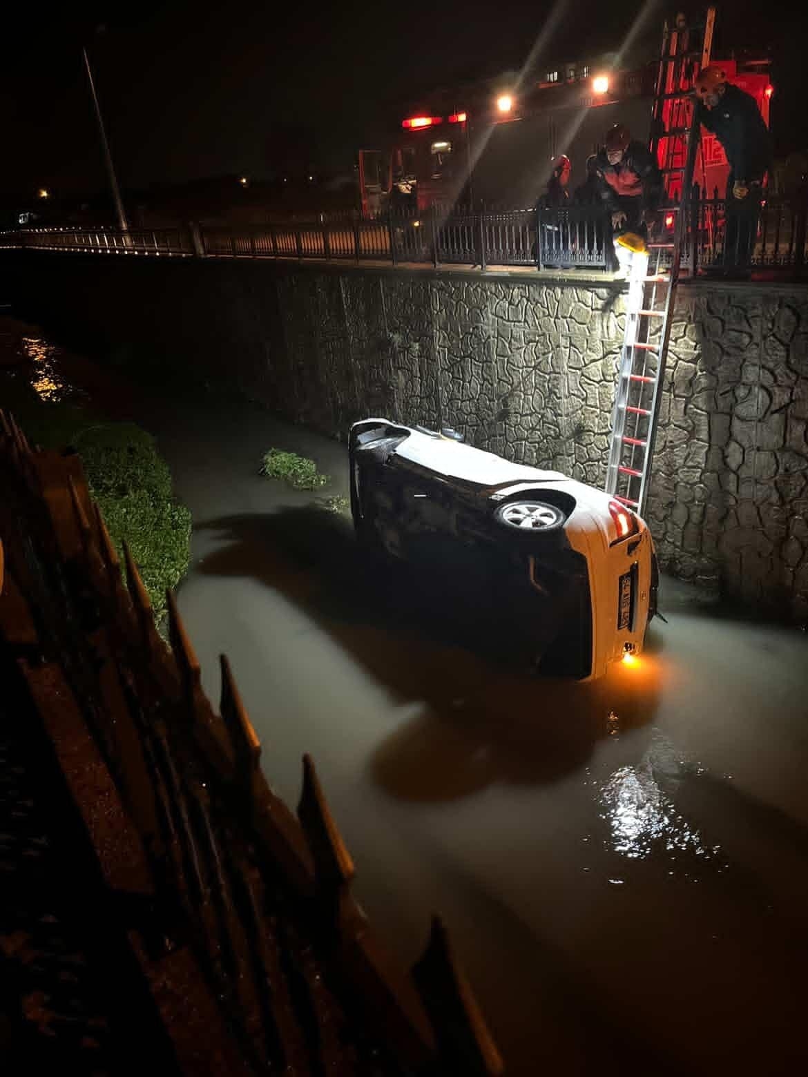Yeni Yahyalı yolunda feci kaza; Yolun bittiğini göremedi kanala uçtu