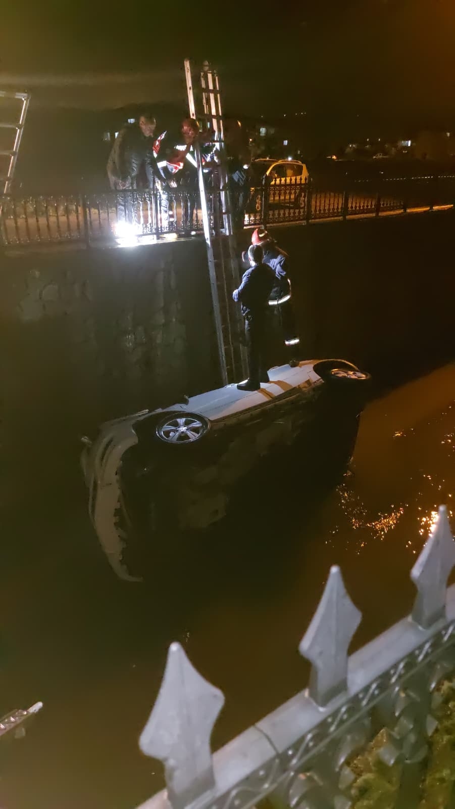 Yeni Yahyalı yolunda feci kaza; Yolun bittiğini göremedi kanala uçtu