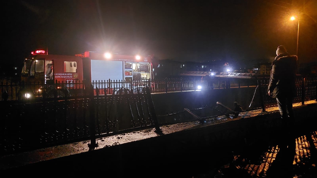 Yeni Yahyalı yolunda feci kaza; Yolun bittiğini göremedi kanala uçtu