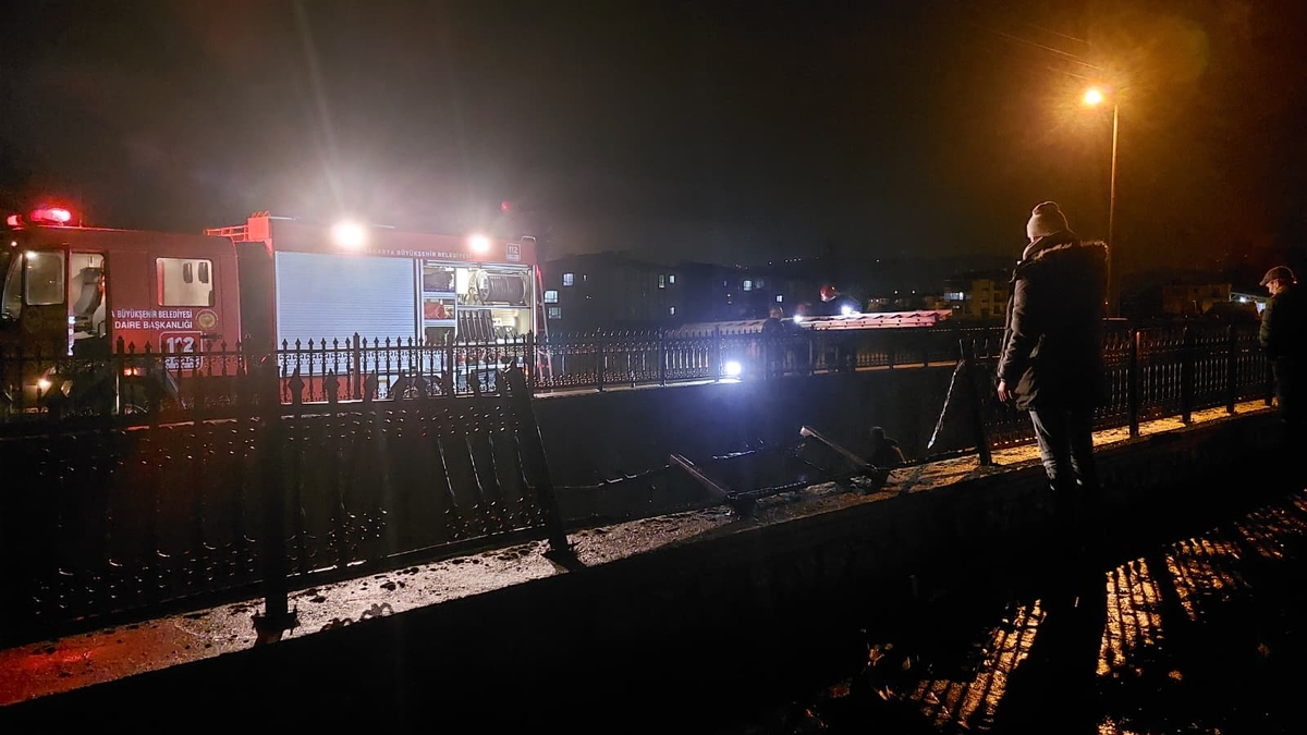 Yeni Yahyalı yolunda feci kaza; Yolun bittiğini göremedi kanala uçtu