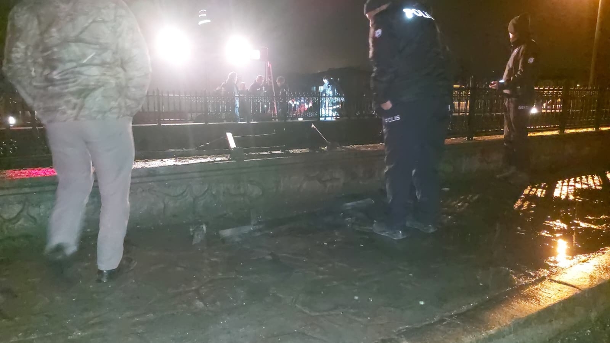 Yeni Yahyalı yolunda feci kaza; Yolun bittiğini göremedi kanala uçtu