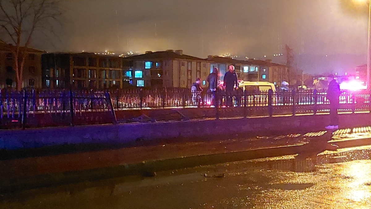 Yeni Yahyalı yolunda feci kaza; Yolun bittiğini göremedi kanala uçtu