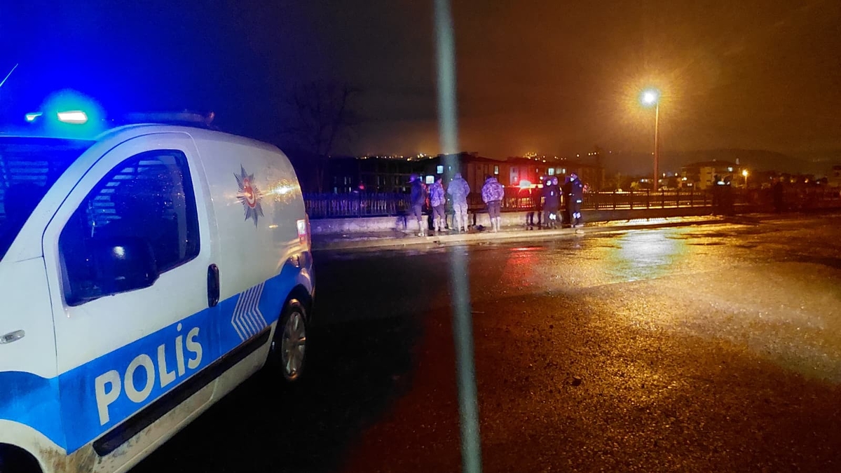 Yeni Yahyalı yolunda feci kaza; Yolun bittiğini göremedi kanala uçtu