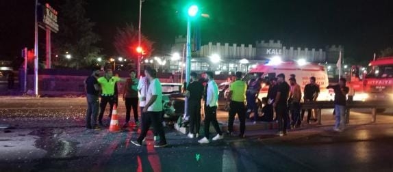 Yenikent yolu savaş alanına döndü: 3 yaralı