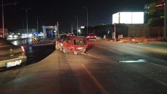 Yenikent yolu savaş alanına döndü: 3 yaralı
