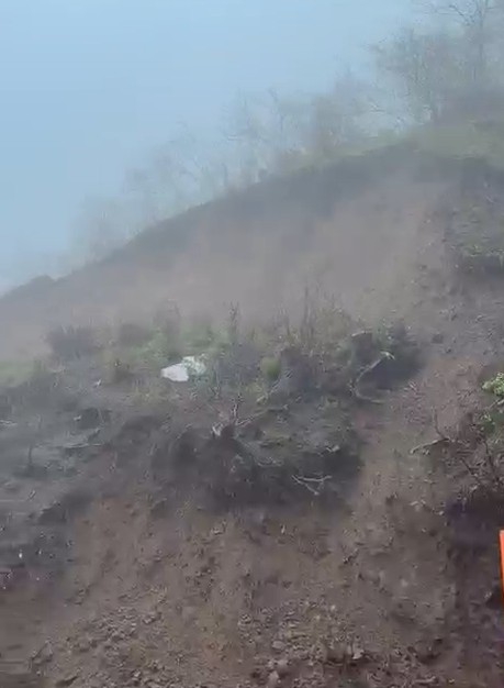 Yeniköy'de toprak kaydı, mahalle yolu kapandı