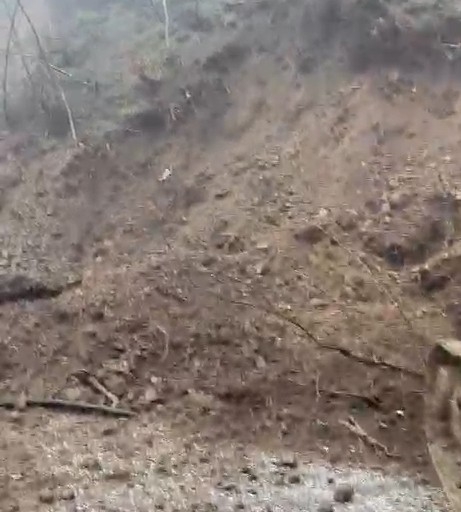 Yeniköy'de toprak kaydı, mahalle yolu kapandı