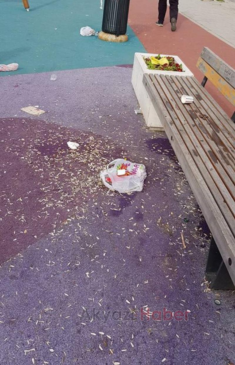 Yere Atılan Çekirdek Kabukları Tepkiye Neden Oldu