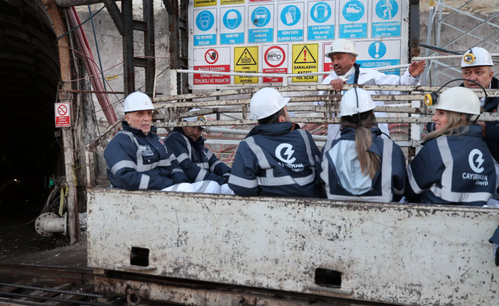 Yerin 300 metre altında madencile rile iftar