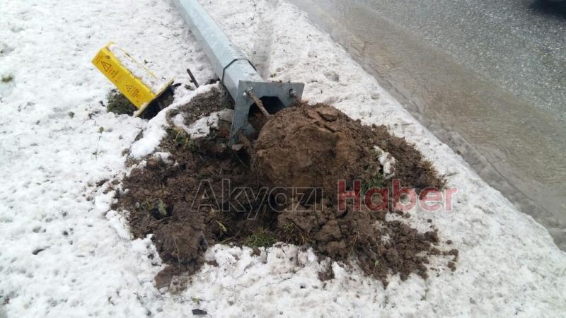 Yıkılan Aydınlatma Direği Günlerdir Kaldırılmıyor