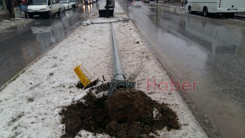 Yıkılan Aydınlatma Direği Günlerdir Kaldırılmıyor