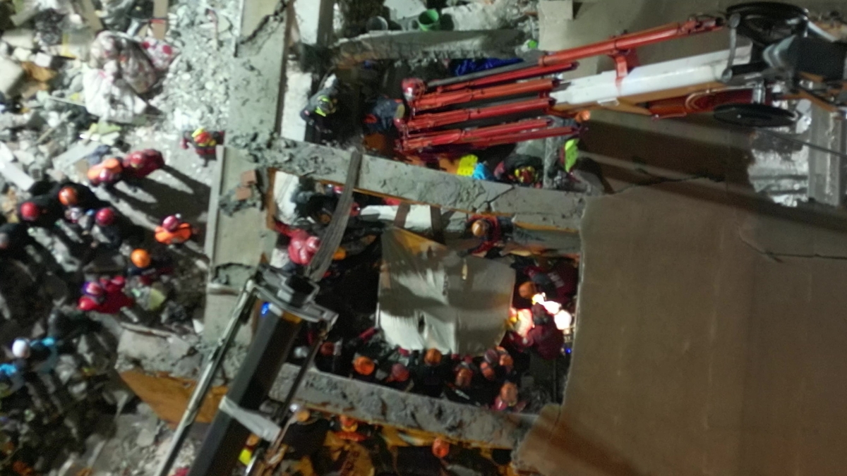 Yıkılan binada anne, babanın cansız bedenlerine ulaşıldı