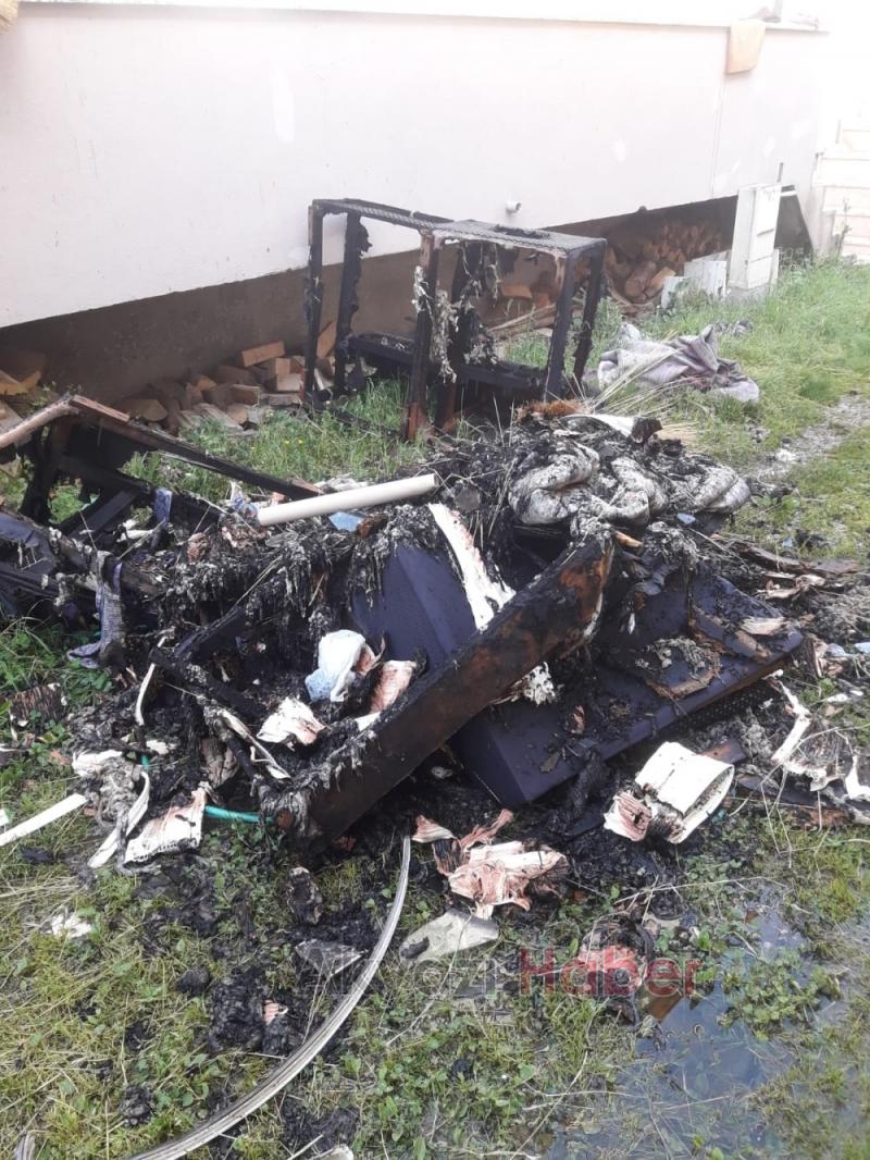 Yıldırım düşen evin çatısı yandı