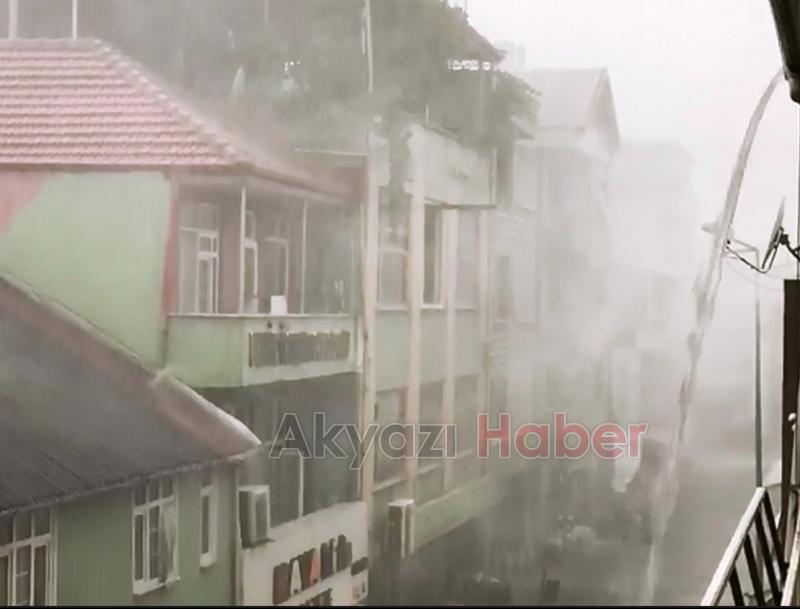 Yıldırım düşme anı böyle görüntülendi Trafo patladı