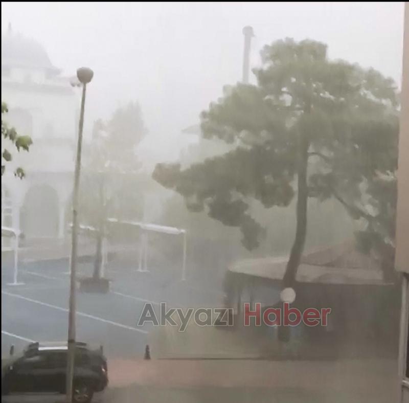 Yıldırım düşme anı böyle görüntülendi Trafo patladı