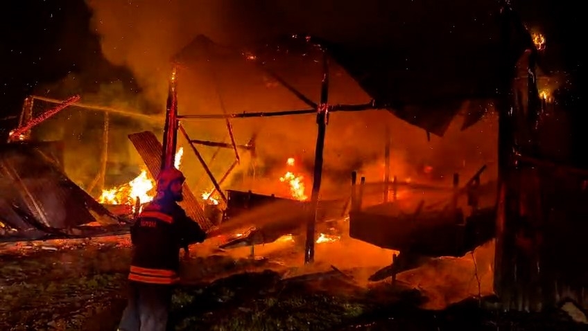 Yıldırım düştü: Samanlık ve traktör alev alev yandı