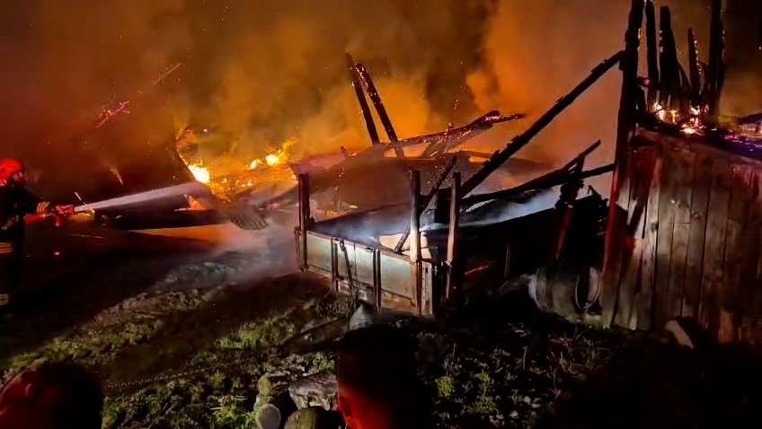 Yıldırım düştü: Samanlık ve traktör alev alev yandı