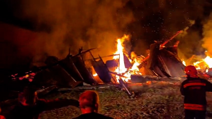 Yıldırım düştü: Samanlık ve traktör alev alev yandı
