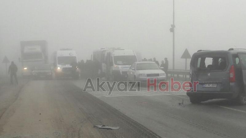 Yoğun sis nedeniyle 5 araç birbirine girdi