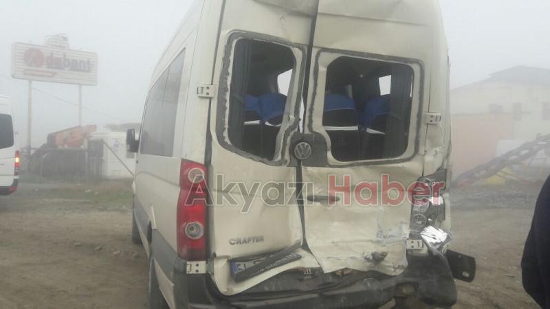 Yoğun sis nedeniyle 5 araç birbirine girdi