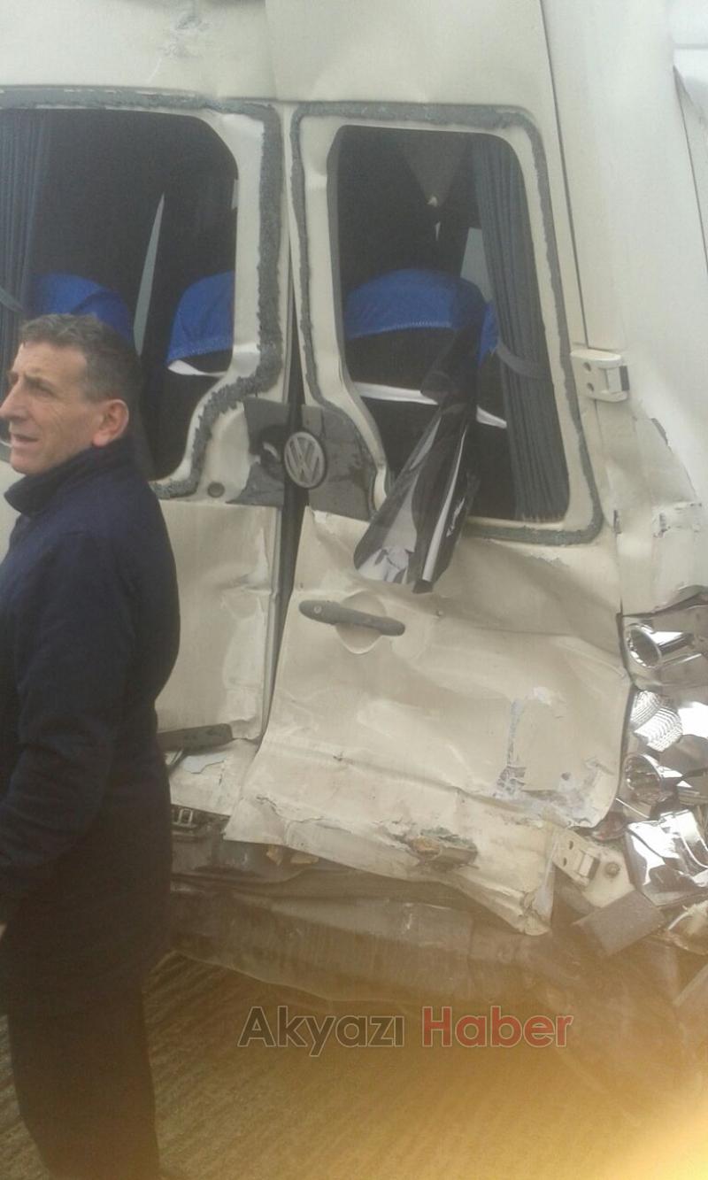 Yoğun sis nedeniyle 5 araç birbirine girdi