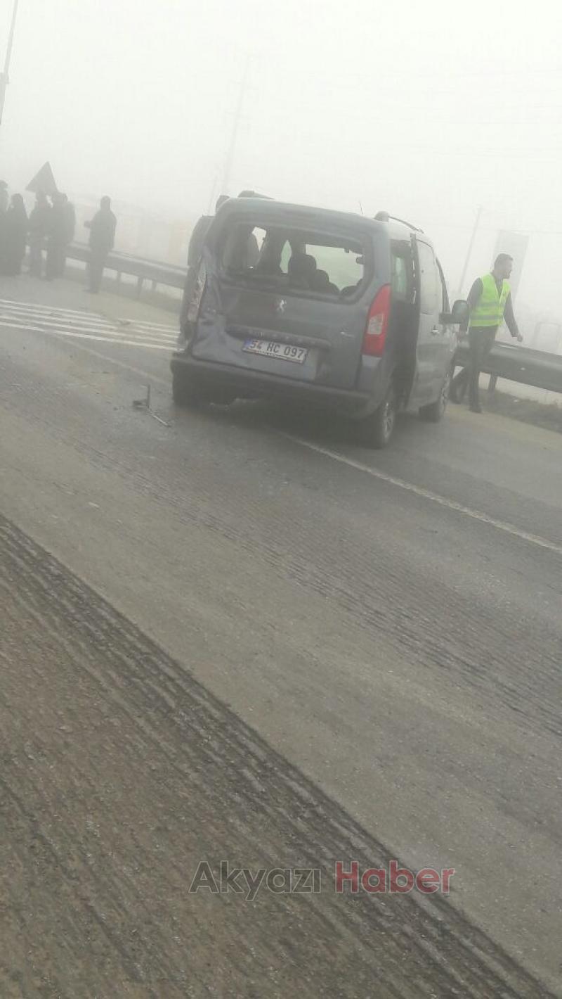 Yoğun sis nedeniyle 5 araç birbirine girdi
