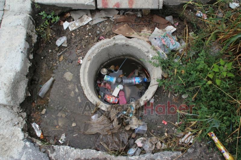  Yol kenarındaki çukur tehlike saçıyor