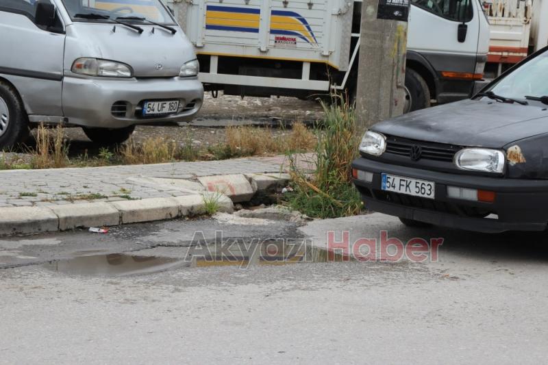  Yol kenarındaki çukur tehlike saçıyor