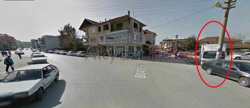  Yol kenarındaki çukur tehlike saçıyor