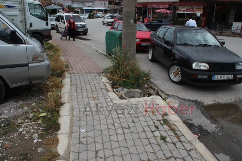  Yol kenarındaki çukur tehlike saçıyor