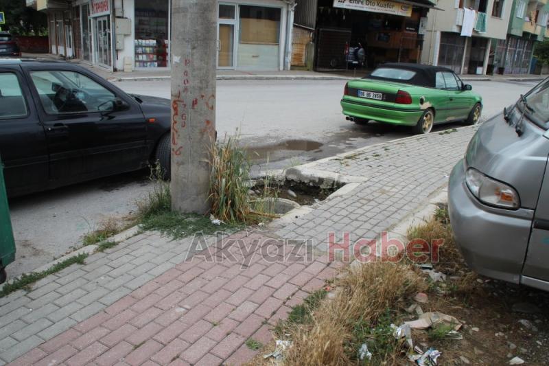  Yol kenarındaki çukur tehlike saçıyor