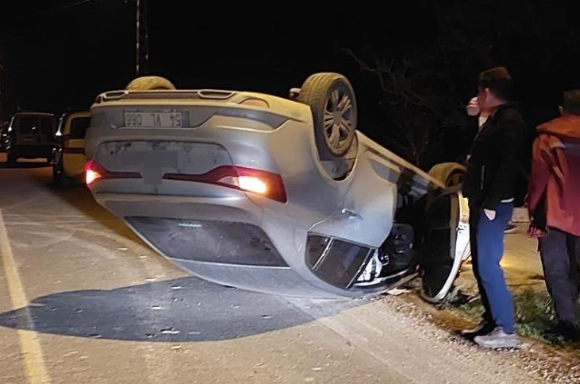 Yola dökülen kum nedeniyle takla attı