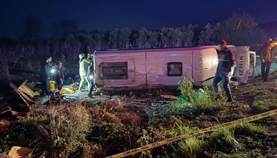 Yolcu minibüsü kaza yaptı: Ölü ve yaralılar var