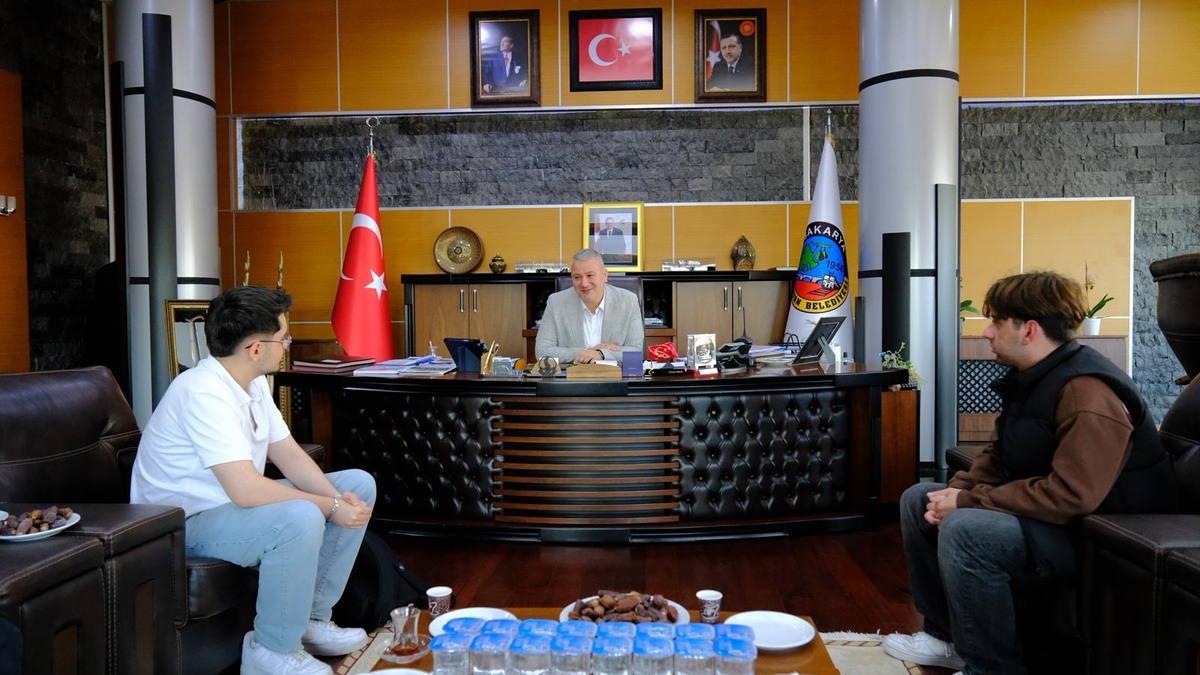 YOLDA BULDUKLARI ALTINLARI ZABITAYA TESLİM ETTİLER