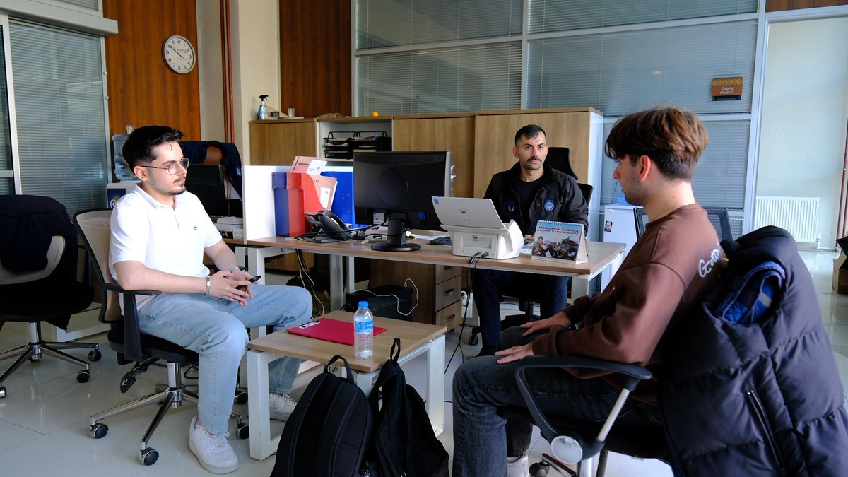 YOLDA BULDUKLARI ALTINLARI ZABITAYA TESLİM ETTİLER