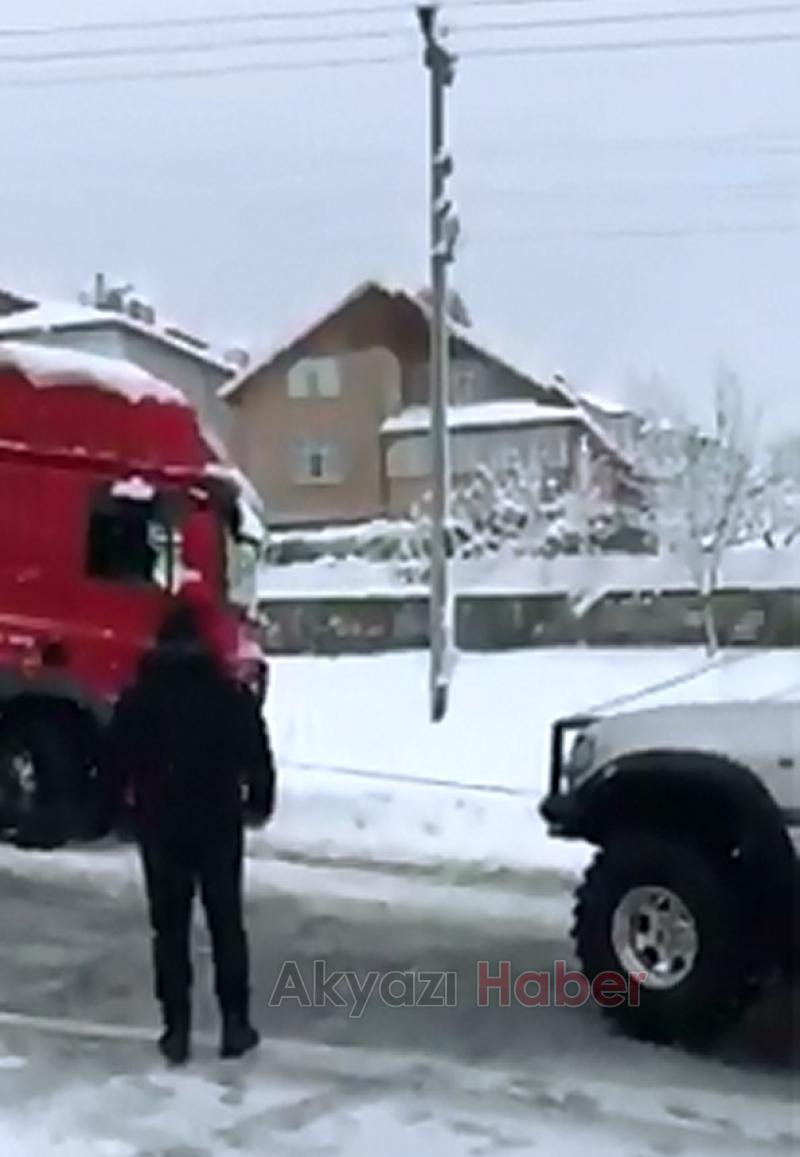 Yolda Kalan Tır a Off Roadçılardan Yardım