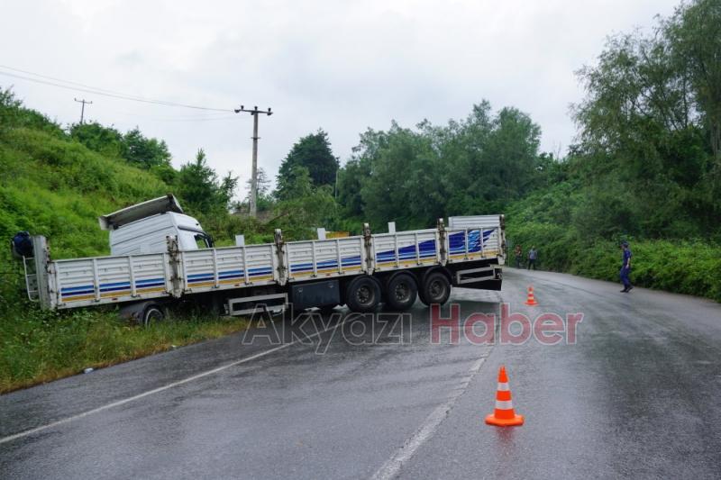 Yoldan Çıkan Tır İstinat Duvarına Çarptı