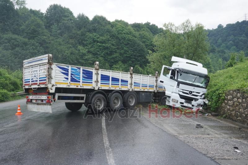 Yoldan Çıkan Tır İstinat Duvarına Çarptı