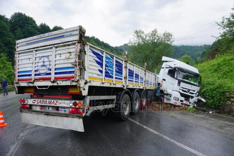 Yoldan Çıkan Tır İstinat Duvarına Çarptı