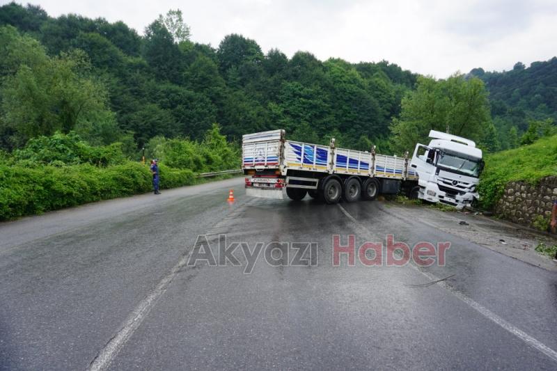 Yoldan Çıkan Tır İstinat Duvarına Çarptı