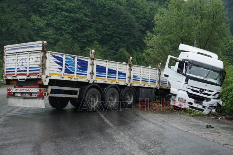 Yoldan Çıkan Tır İstinat Duvarına Çarptı