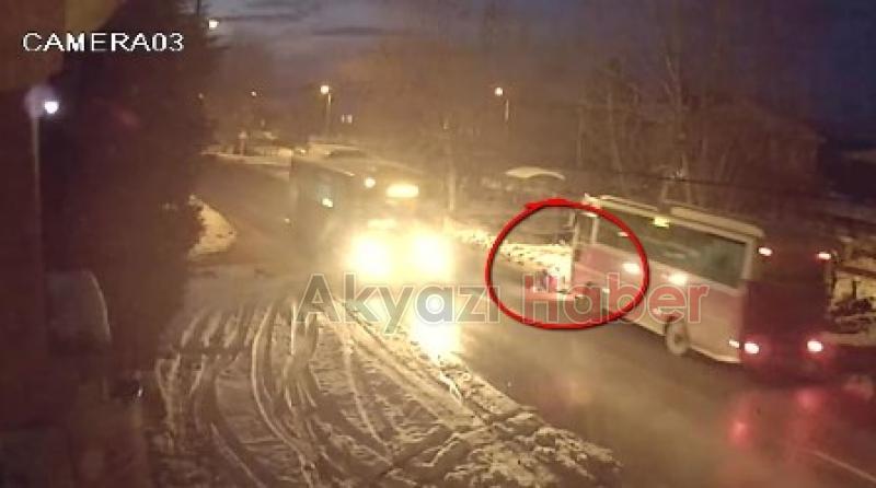 YOLDAN KARŞIYA GEÇEN YAYALARA MİDİBÜS ÇARPTI