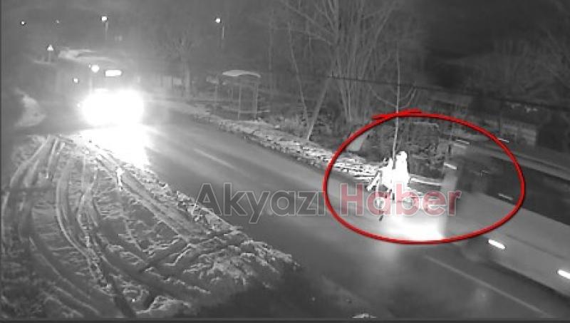 YOLDAN KARŞIYA GEÇEN YAYALARA MİDİBÜS ÇARPTI