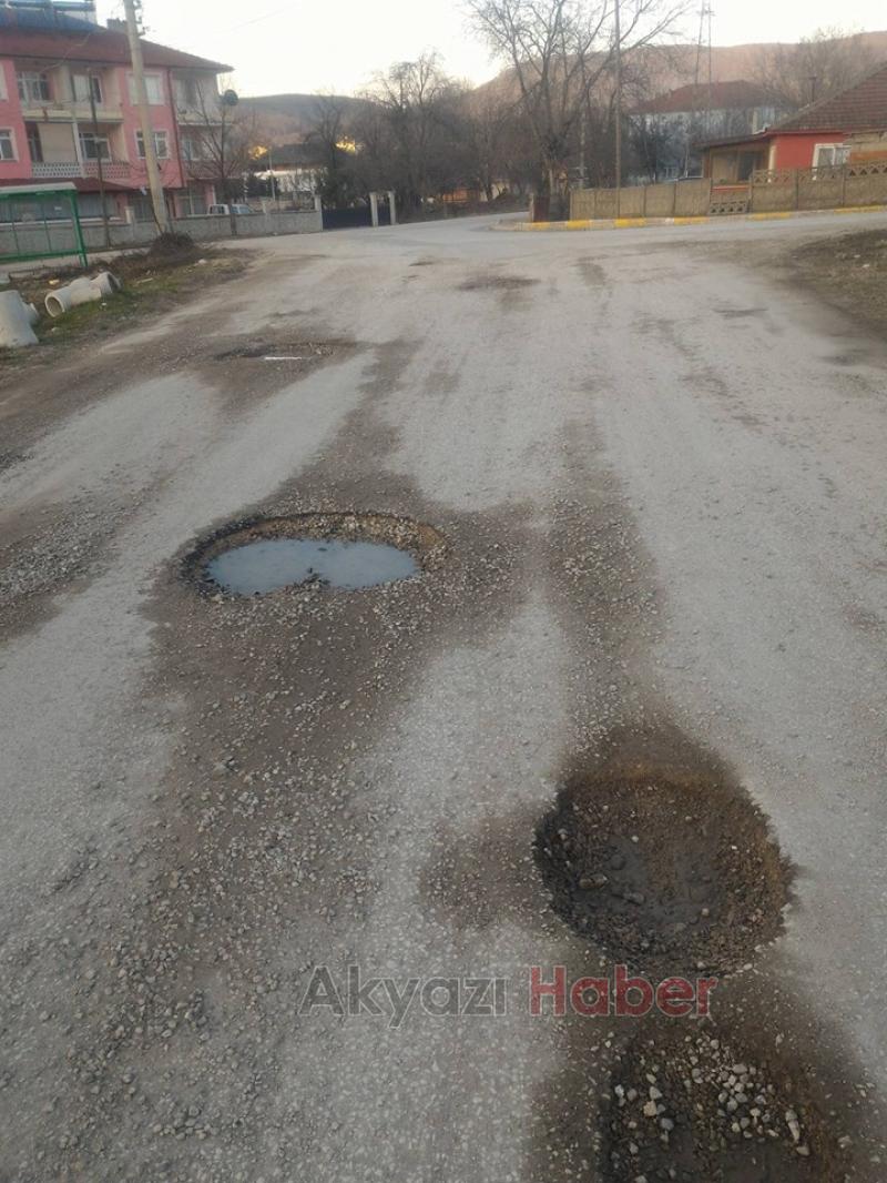 Yollardaki Çukurlar Tehlike Saçıyor