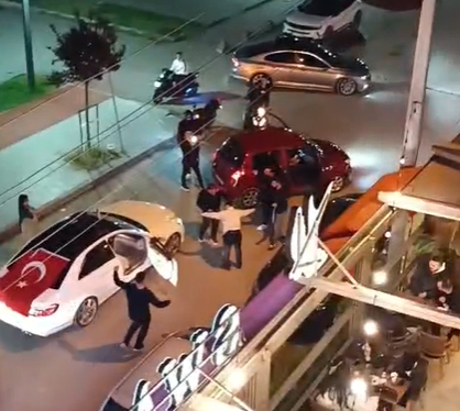 Yolu kapatıp oyun oynadılar